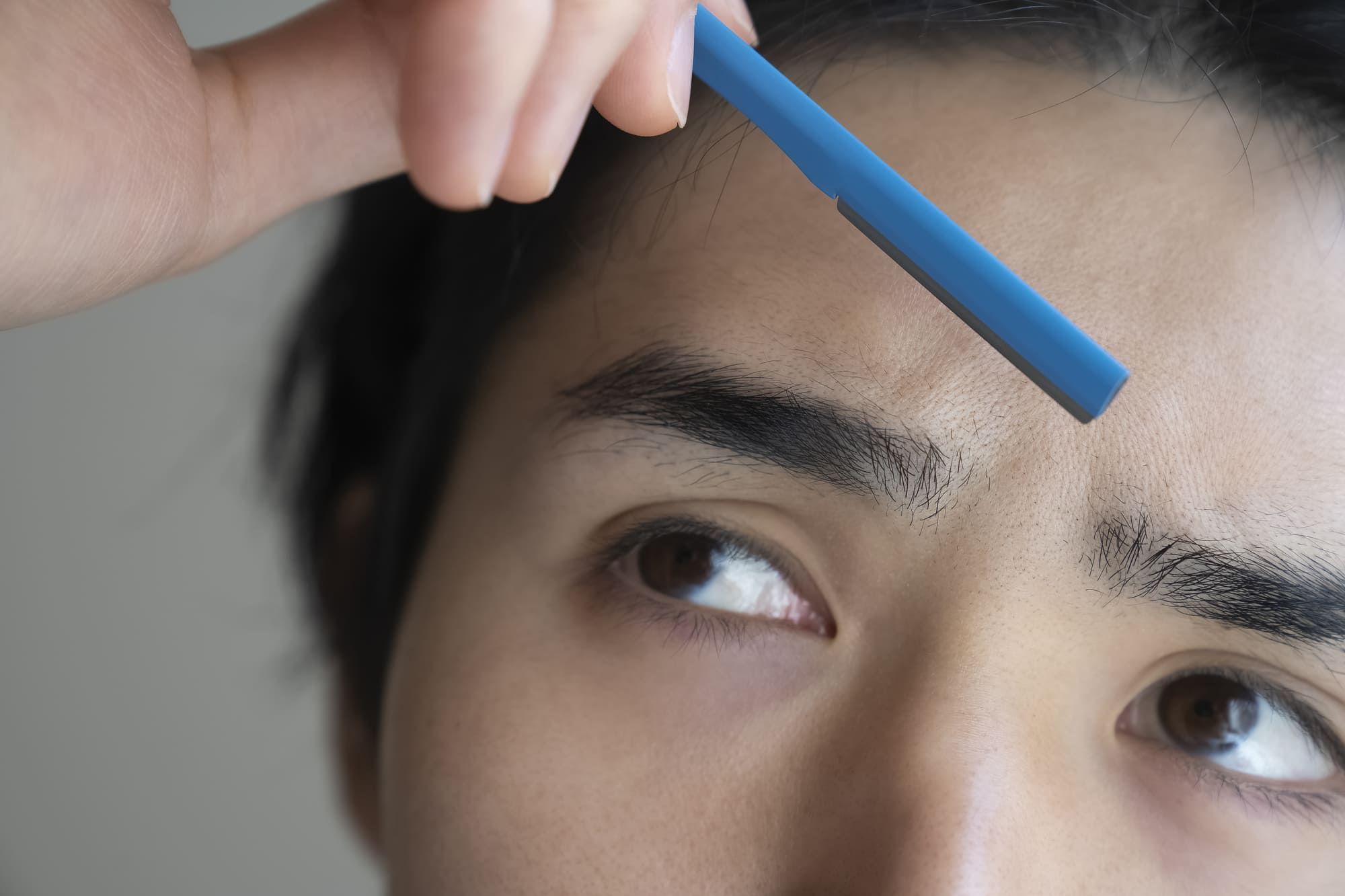 眉毛が濃い人はどうすればいい 原因ごとの対策と整え方を工夫しよう Biews Professional 眉毛に関連するお悩み解決